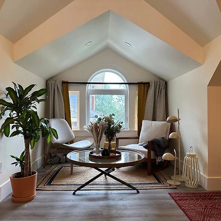 אדמונטון Heritage-Inspired Guesthouse - Luxe Bath & Elegant Ceilings מראה חיצוני תמונה