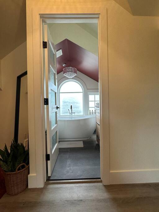 אדמונטון Heritage-Inspired Guesthouse - Luxe Bath & Elegant Ceilings מראה חיצוני תמונה