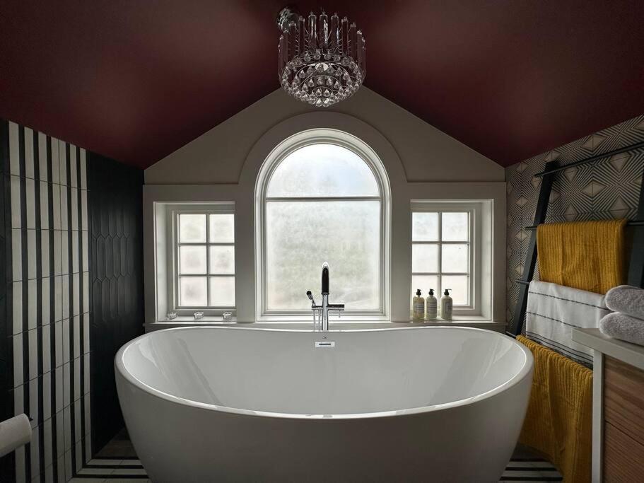 אדמונטון Heritage-Inspired Guesthouse - Luxe Bath & Elegant Ceilings מראה חיצוני תמונה