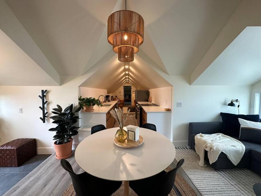 אדמונטון Heritage-Inspired Guesthouse - Luxe Bath & Elegant Ceilings מראה חיצוני תמונה