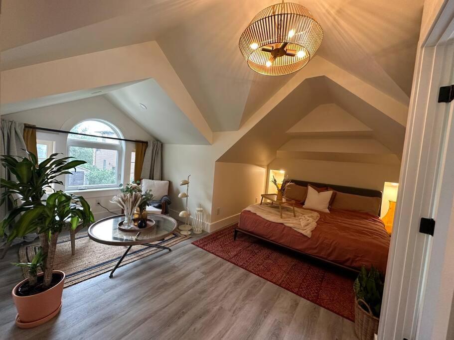 אדמונטון Heritage-Inspired Guesthouse - Luxe Bath & Elegant Ceilings מראה חיצוני תמונה