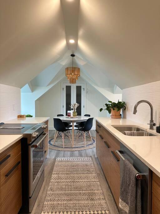 אדמונטון Heritage-Inspired Guesthouse - Luxe Bath & Elegant Ceilings מראה חיצוני תמונה