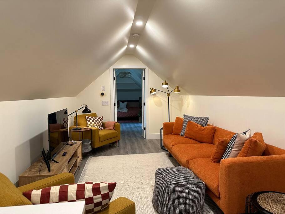 אדמונטון Heritage-Inspired Guesthouse - Luxe Bath & Elegant Ceilings מראה חיצוני תמונה