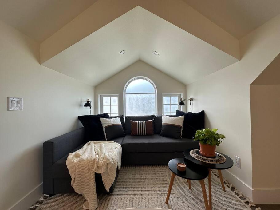 אדמונטון Heritage-Inspired Guesthouse - Luxe Bath & Elegant Ceilings מראה חיצוני תמונה