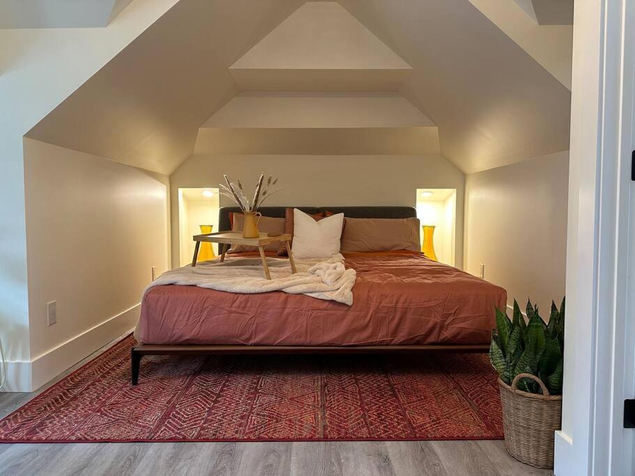 אדמונטון Heritage-Inspired Guesthouse - Luxe Bath & Elegant Ceilings מראה חיצוני תמונה