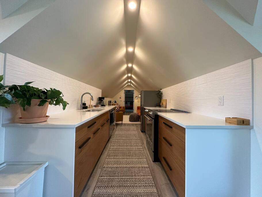 אדמונטון Heritage-Inspired Guesthouse - Luxe Bath & Elegant Ceilings מראה חיצוני תמונה