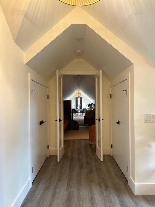 אדמונטון Heritage-Inspired Guesthouse - Luxe Bath & Elegant Ceilings מראה חיצוני תמונה