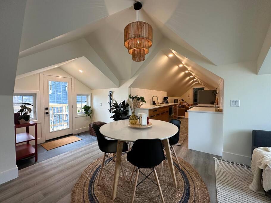 אדמונטון Heritage-Inspired Guesthouse - Luxe Bath & Elegant Ceilings מראה חיצוני תמונה