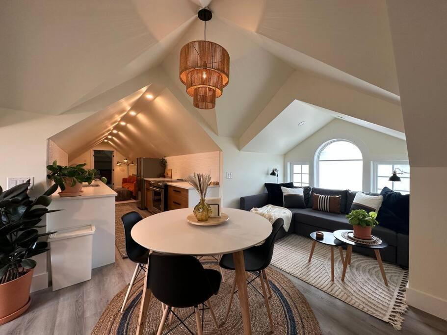אדמונטון Heritage-Inspired Guesthouse - Luxe Bath & Elegant Ceilings מראה חיצוני תמונה
