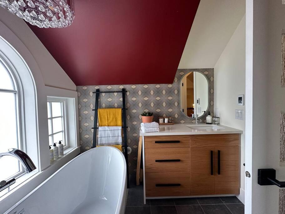אדמונטון Heritage-Inspired Guesthouse - Luxe Bath & Elegant Ceilings מראה חיצוני תמונה