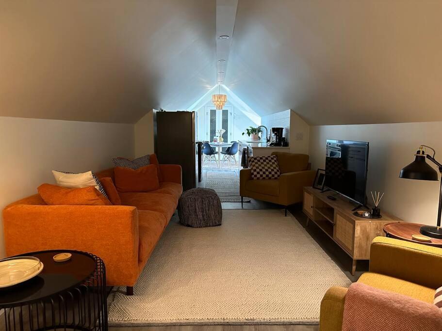 אדמונטון Heritage-Inspired Guesthouse - Luxe Bath & Elegant Ceilings מראה חיצוני תמונה