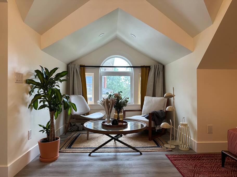 אדמונטון Heritage-Inspired Guesthouse - Luxe Bath & Elegant Ceilings מראה חיצוני תמונה